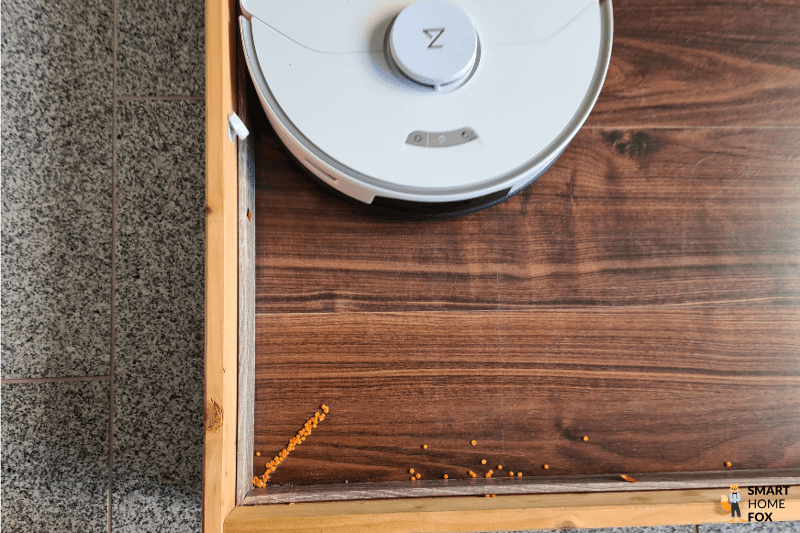 Der Saugroboter Roborock S7 Pro Ultra reinigt in einer Ecke